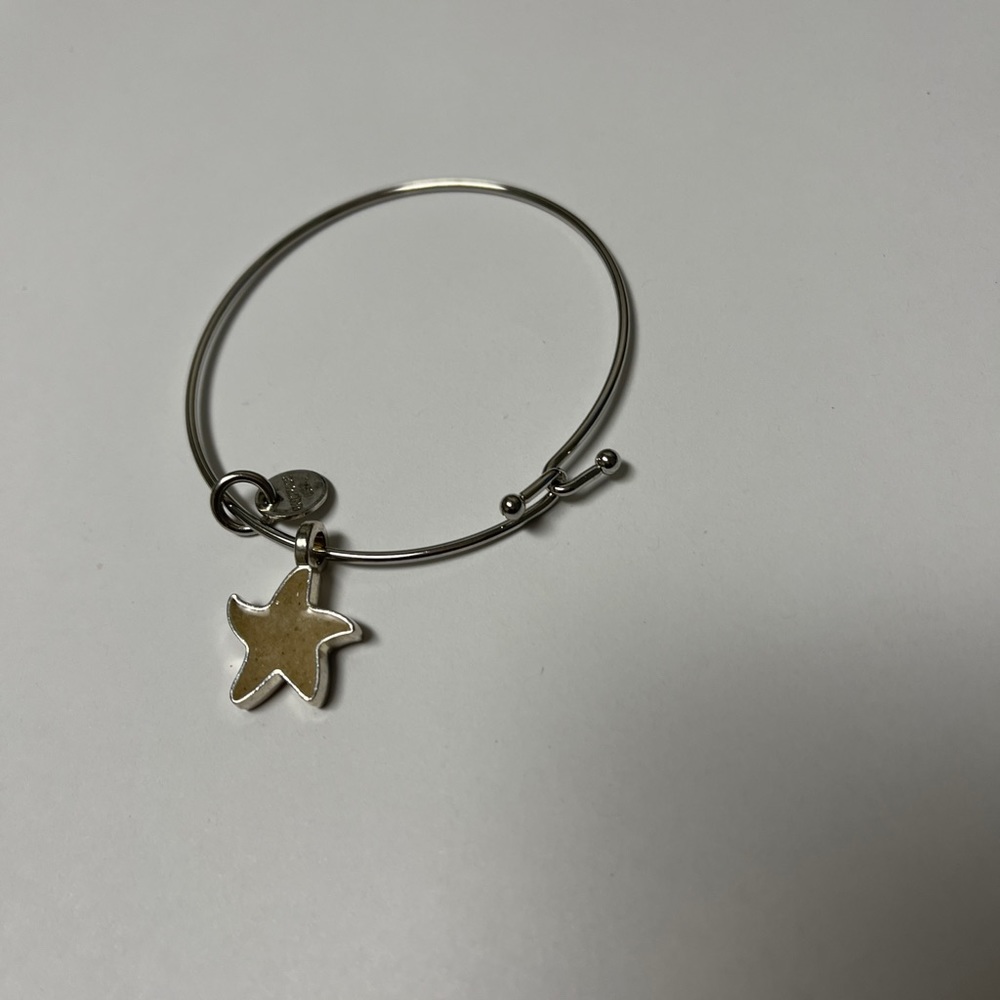 Dune Jewelry Bracelet Expandable Star Charm. 
Silver-tone star charm bracelet